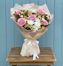 Букет цветов из:  Гвоздики, Орхидеи и Розы в Мончегорске