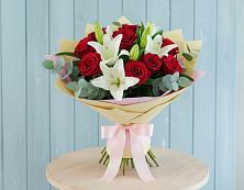 Букет цветов из:  Лилии и Розы в Мончегорске