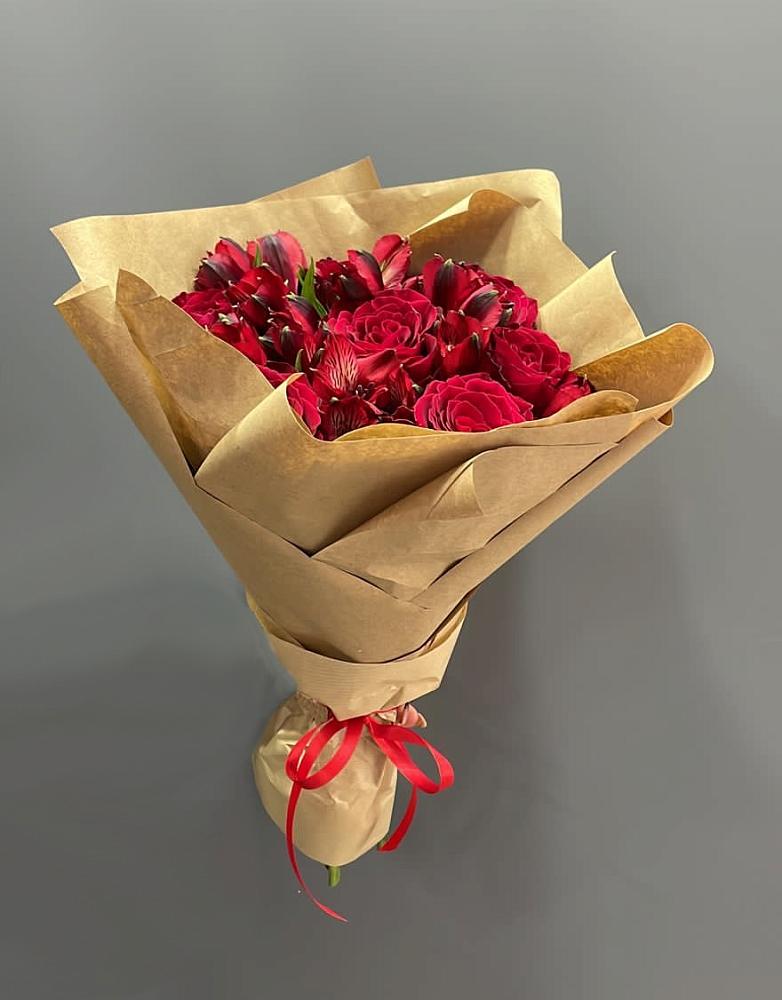 Букет цветов из: Альстромерии и Розы в Мончегорске