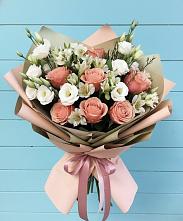 Букет цветов из:  Розы, Альстромерии и Лизиантусы в Мончегорске