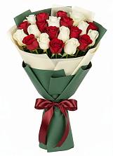 Букет Микс из красных и белых роз в Мончегорске
