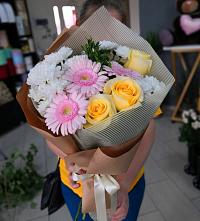 Букет цветов из:  Герберы, Розы и Хризантемы в Мончегорске