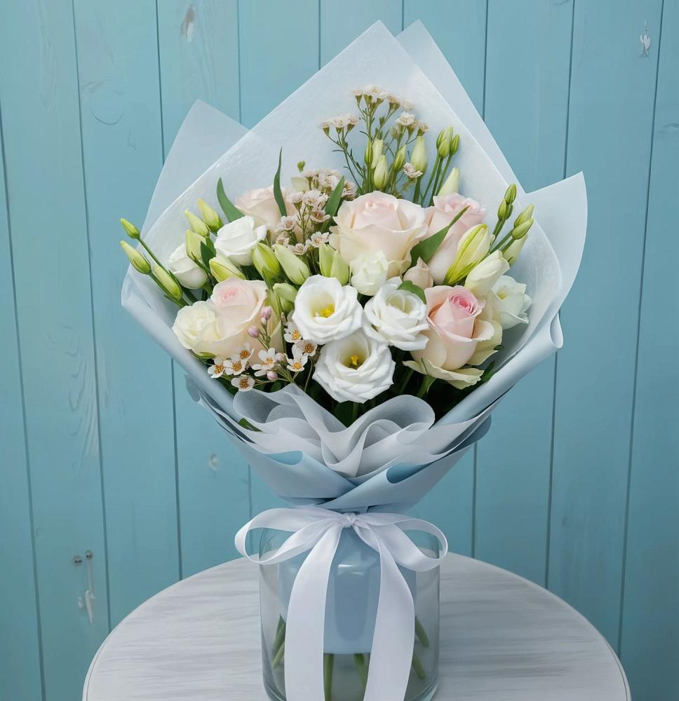 Букет цветов из: Розы и Лизиантусы в Мончегорске