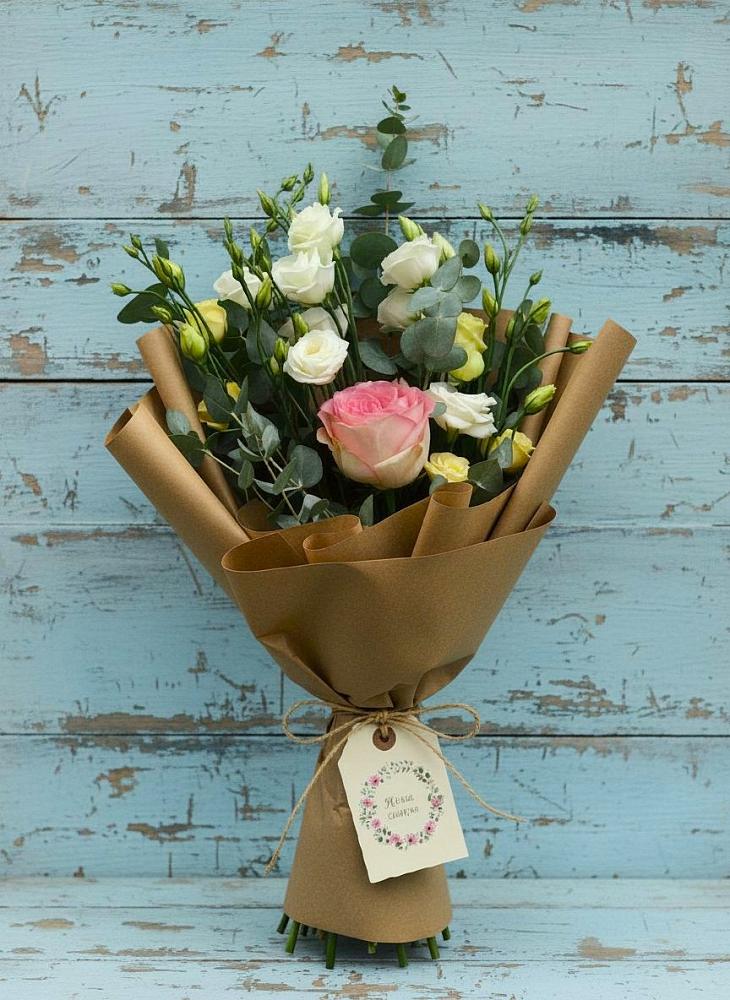 Букет цветов из: Розы и Лизиантусы в Мончегорске