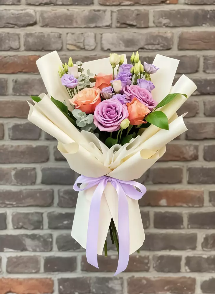 Букет цветов из: Лизиантусы и Розы в Мончегорске