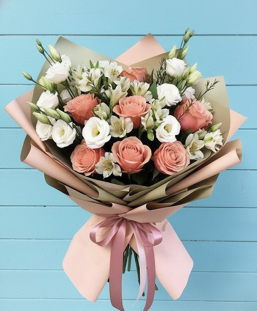 Букет цветов из: Розы, Альстромерии и Лизиантусы в Мончегорске