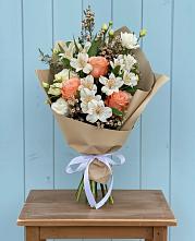 Букет цветов из:  Альстромерии, Лизиантусы, Розы и Хризантемы #REPLACE_PRED# Мончегорске