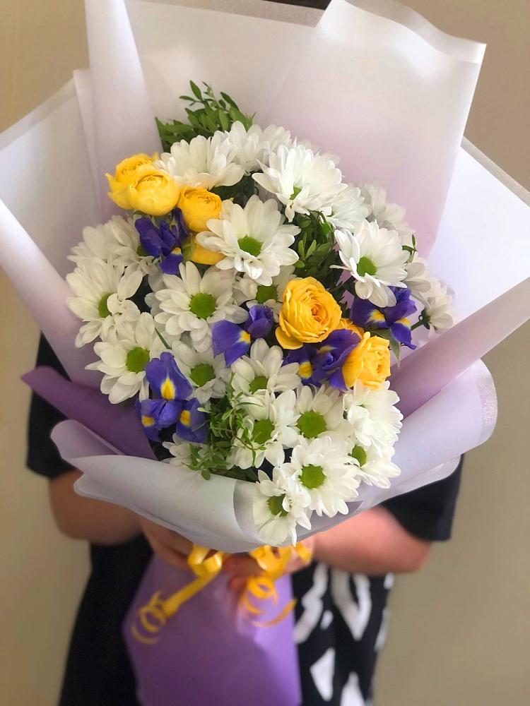 Букет цветов из: Ирисы, Хризантемы и Розы в Мончегорске