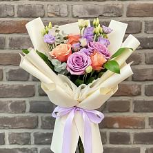 Букет цветов из:  Лизиантусы и Розы в Мончегорске