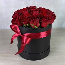 Цветочная композиция из Розы в шляпной коробке в Мончегорске