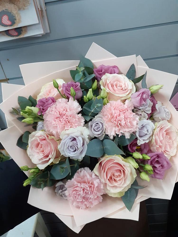 Букет цветов из: Розы, Гвоздики и Лизиантусы в Мончегорске