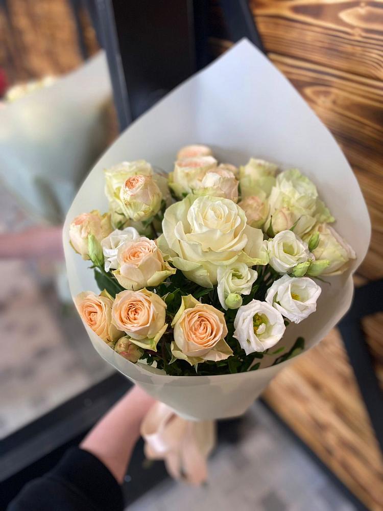 Букет цветов из: Розы и Лизиантусы в Мончегорске