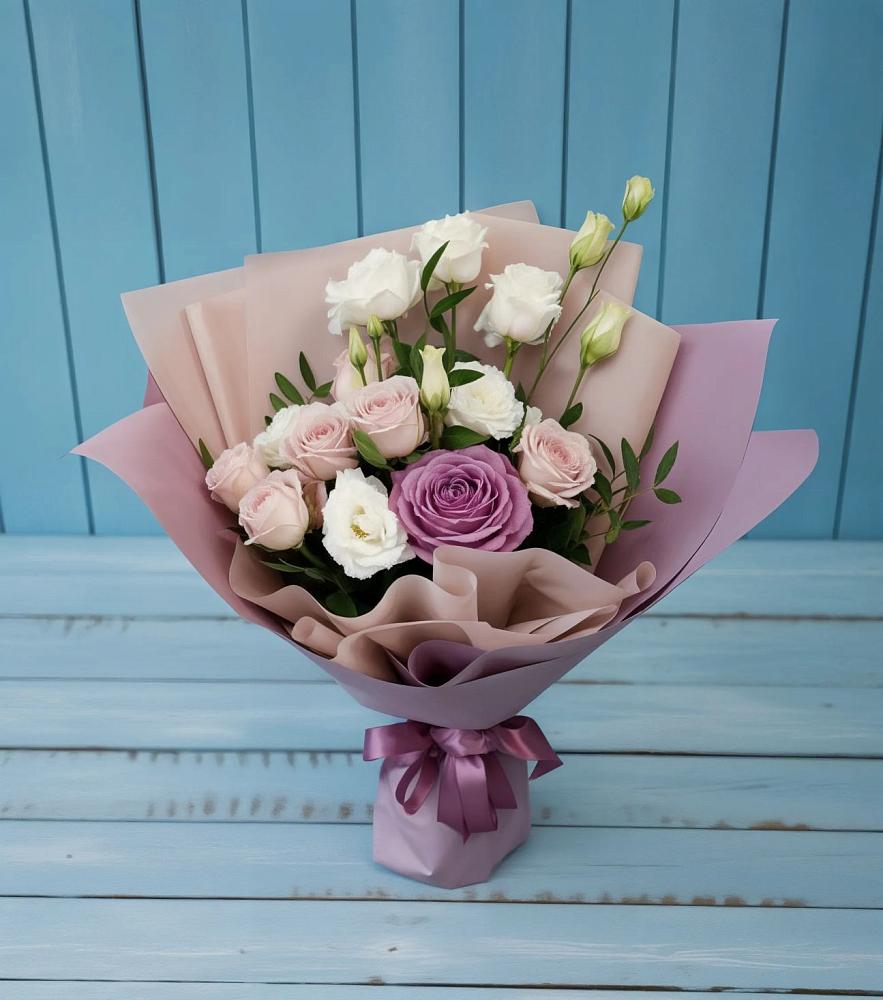 Букет цветов из: Розы и Лизиантусы в Мончегорске