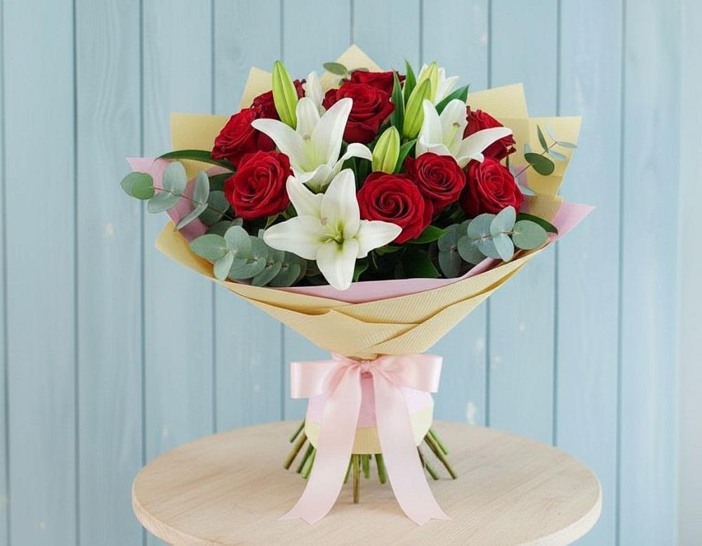 Букет цветов из: Лилии и Розы в Мончегорске